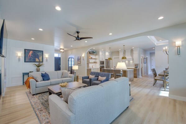 Casa (3 Bedrooms) | Zona de estar | Una chimenea, libros