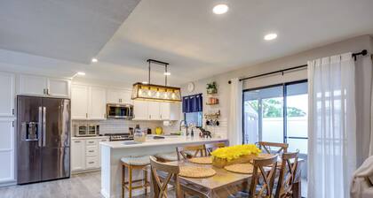 5 Mi to Beach: Jupiter Townhome w/ Pool Access