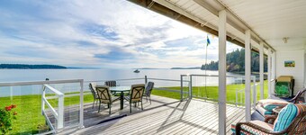 Bayfront Port Hadlock Retreat w/ Grill & Deck!