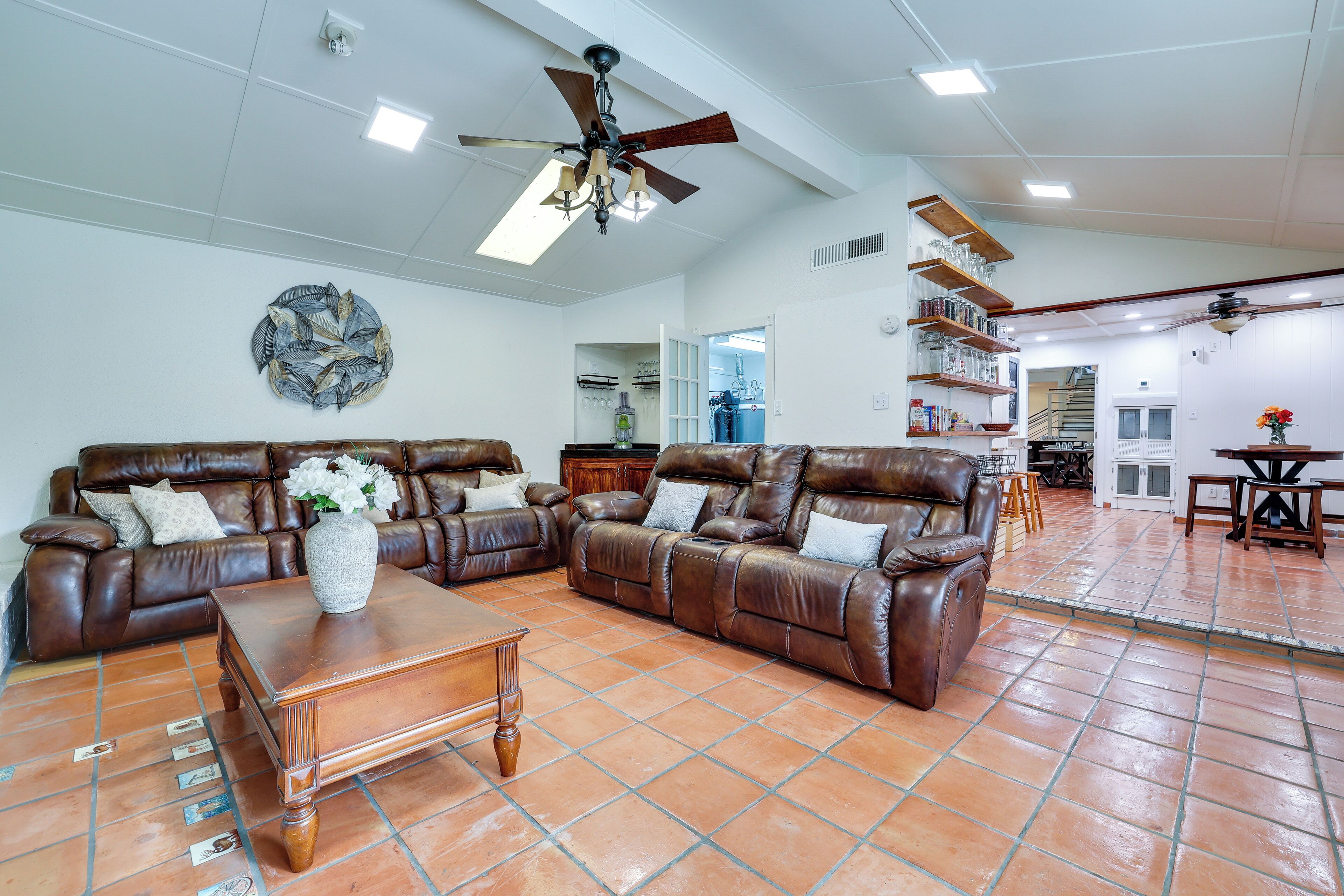 House (4 Bedrooms) | Front of property