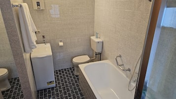 Haartrockner, Handtücher, Seife, Toilettenpapier