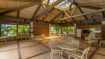 Condo, 2 Bedrooms | Tempat makan