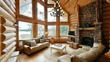 House, 4 Bedrooms | Living area | Smart TV