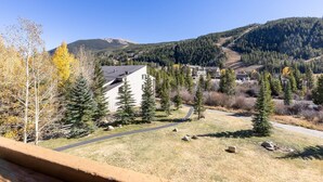 A residential area with houses, a winding road, and a mountainous backdrop. - 2656 Tenderfoot Lodge 2 Bedroom Condo by RedAwning (Keystone)