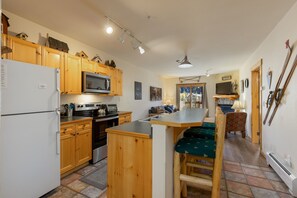 Apartamento, 2 habitaciones | Cocina privada | Frigorífico, horno, cafetera o tetera y tostadora