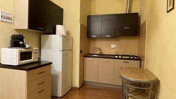 Een koelkast, een magnetron, een kookplaat, een waterkoker