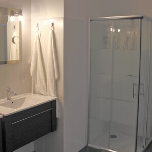 Dusche, Haartrockner, Handtücher