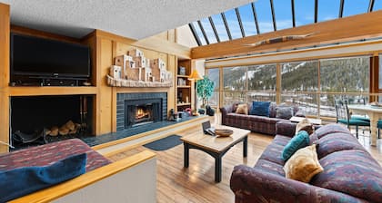Ideal Location in Keystone; 10 min Walk to Lifts/Shops/Lake w/ Scenic Views