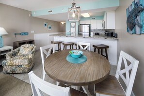 Interior - PI 114: Whispering Shores - MUST see Cozy waterfront condo! Free golf & more (Fort Walton Beach)