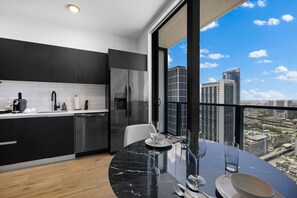 Fridge, microwave, stovetop, dishwasher - High-Floor Studio with Incredible Views (Miami)