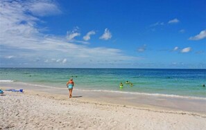 Espreguiçadeiras, toalhas de praia