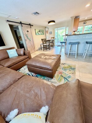 Smart TV, fireplace - Waterfront Property with dock. Private and stunning backyard, bring your boat! (Osprey)