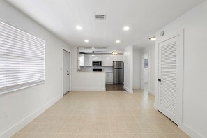 Coffee/tea maker, fridge, microwave, oven - Sun-filled 2 Bed/2 Bath in Pompano Beach! (Pompano Beach)