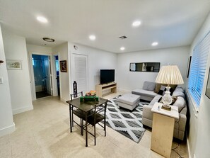 Smart TV - Sun-filled 2 Bed/2 Bath in Pompano Beach! (Pompano Beach)