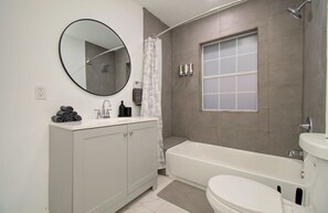 Dusj, hårføner, håndklær og såpe