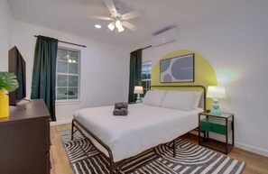 8 bedrooms, WiFi, bed sheets - Heart of Houston - 8-BD/4-BA with Yard (Houston)