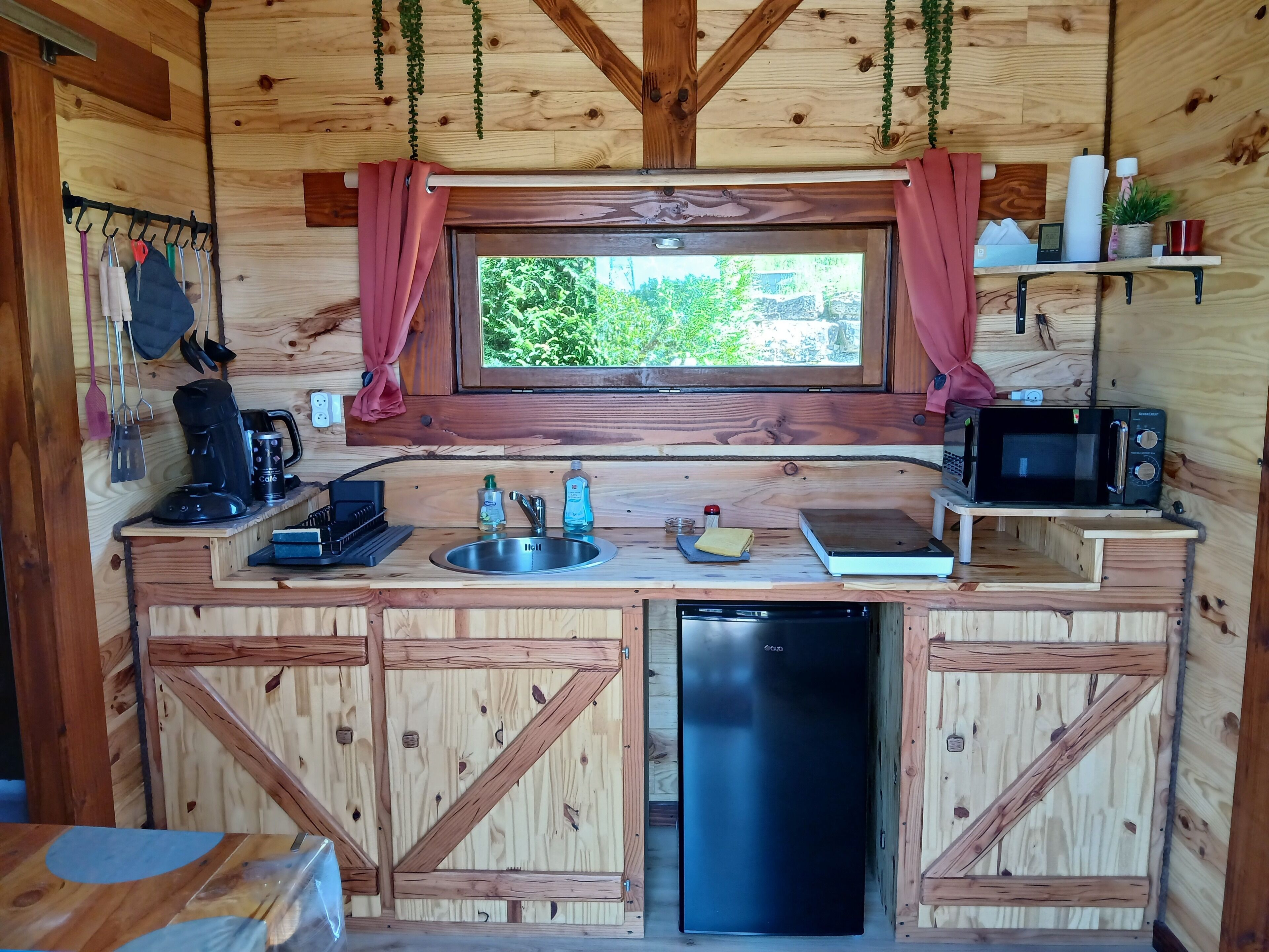 Réfrigérateur, micro-ondes, plaque de cuisson, cafetière/bouilloire