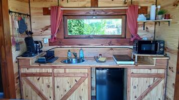 Réfrigérateur, micro-ondes, plaque de cuisson, cafetiÚre/bouilloire