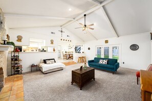 Smart TV - 3BR Home w/ private backyard & BBQ grill, sleeps 8 (San Antonio)