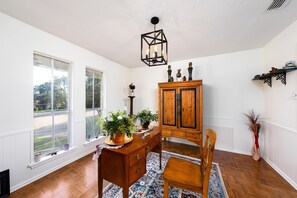 Interior - 3BR Home w/ private backyard & BBQ grill, sleeps 8 (San Antonio)