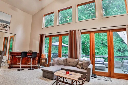 Twin Mountain River House