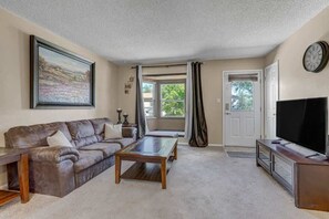 TV, video games, offices - Near COS Airport Game Room Pool Table BBQ Yard Fun (Colorado Springs)