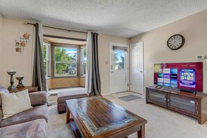 TV, video games, offices - Near COS Airport Game Room Pool Table BBQ Yard Fun (Colorado Springs)