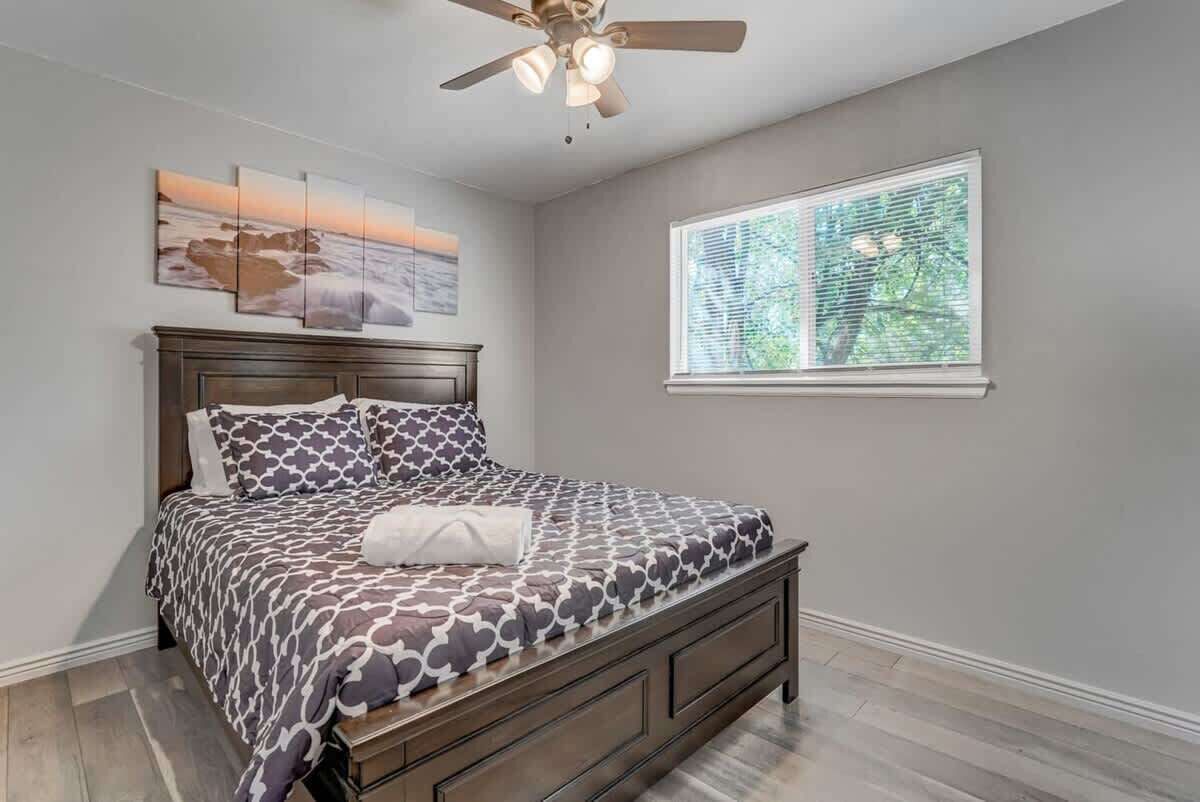 4 bedrooms, desk, iron/ironing board, WiFi