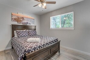 4 Schlafzimmer, Schreibtisch, Bügeleisen/Bügelbrett, WLAN