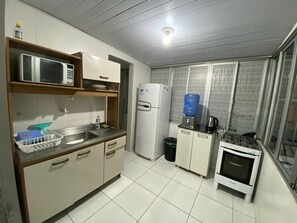 베이직 아파트 | 전용 주방 | 냉장고, 전자레인지, 조리 도구/접시/주방 기구, 청소용품