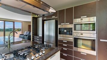 Réfrigérateur, micro-ondes, lave-vaisselle, grille-pain