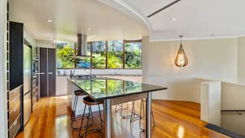 Een koelkast, een magnetron, een vaatwasser, een broodrooster