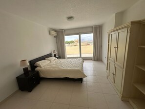 5 habitaciones, tabla de planchar con plancha, cuna de viaje y wifi 