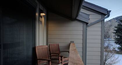 Canyons View 7: Beautiful 2 Bedroom 2 bath vacation rental condo. Walk to the Cabriolet Lift