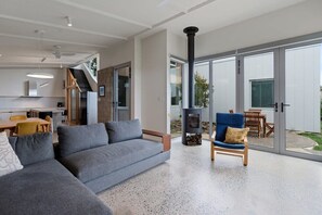 TV, fireplace - 62 Newell Ave Middleton (Middleton)