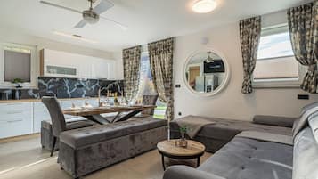 Casa familiar, 3 habitaciones, 2 baños (Villa Taja Nature Retreat) | Área de sala de estar | Televisión de pantalla plana