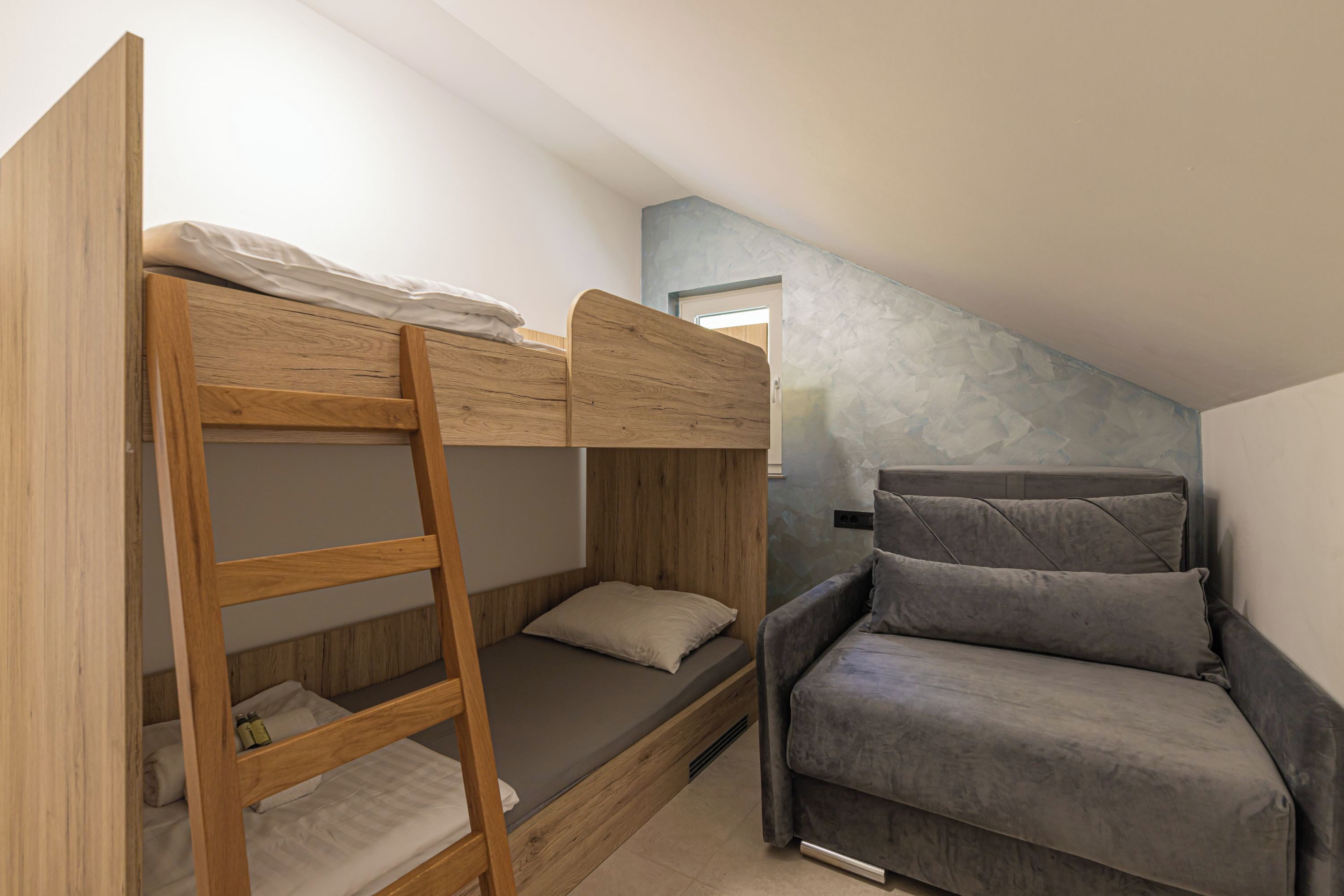 Casa família, vários quartos, 2 banheiros (Lovely Villa Taja In Nature) | 3 quartos, Wi-Fi de cortesia, roupa de cama