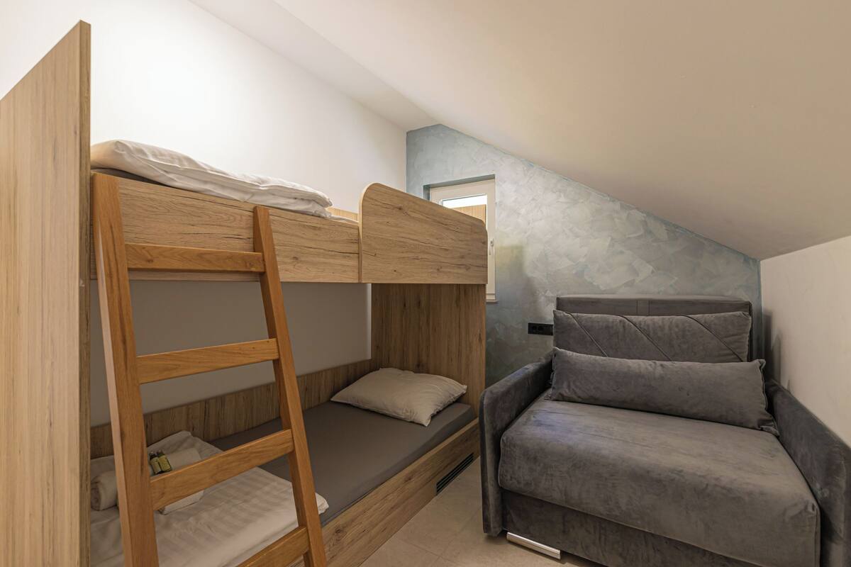 Casa família, vários quartos, 2 banheiros (Lovely Villa Taja In Nature) | 3 quartos, Wi-Fi de cortesia, roupa de cama