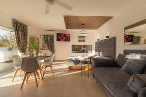 Perhestudio, vuoristonäköala, vuorten lähellä (Wellness Paradise House Tim) | Oleskelualue | 21–tuumainen taulutelevisio, jossa kaapelikanavat