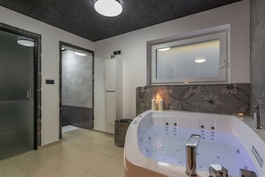 อพาร์ทเมนท์สำหรับครอบครัว, หลายห้องนอน (Wellness & Relax Apartment Lilly) | ห้องน้ำ | ฝักบัวในอ่างอาบน้ำ, ผ้าเช็ดตัว, สบู่, ยาสระผม