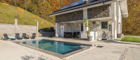 Outdoor pool, a heated pool