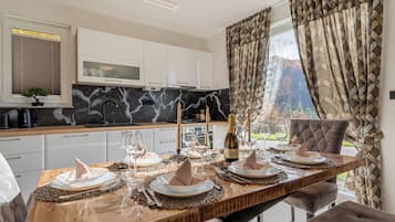 Family House, 3 Bedrooms, 2 Bathrooms (Villa Taja Nature Retreat) | Private kitchen