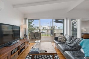 TV, books - Tee & Tide Retreat – Your Ultimate Goolwa Getaway (Goolwa South)