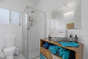 Shower - Tee & Tide Retreat – Your Ultimate Goolwa Getaway (Goolwa South)