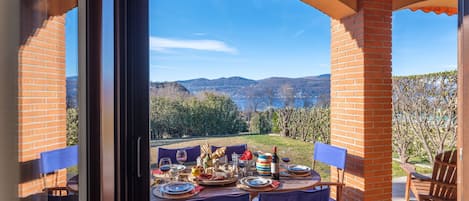 Family House, 3 Bedrooms, 2 Bathrooms (La Luna nel Lago Lake View Garden) | Dining
