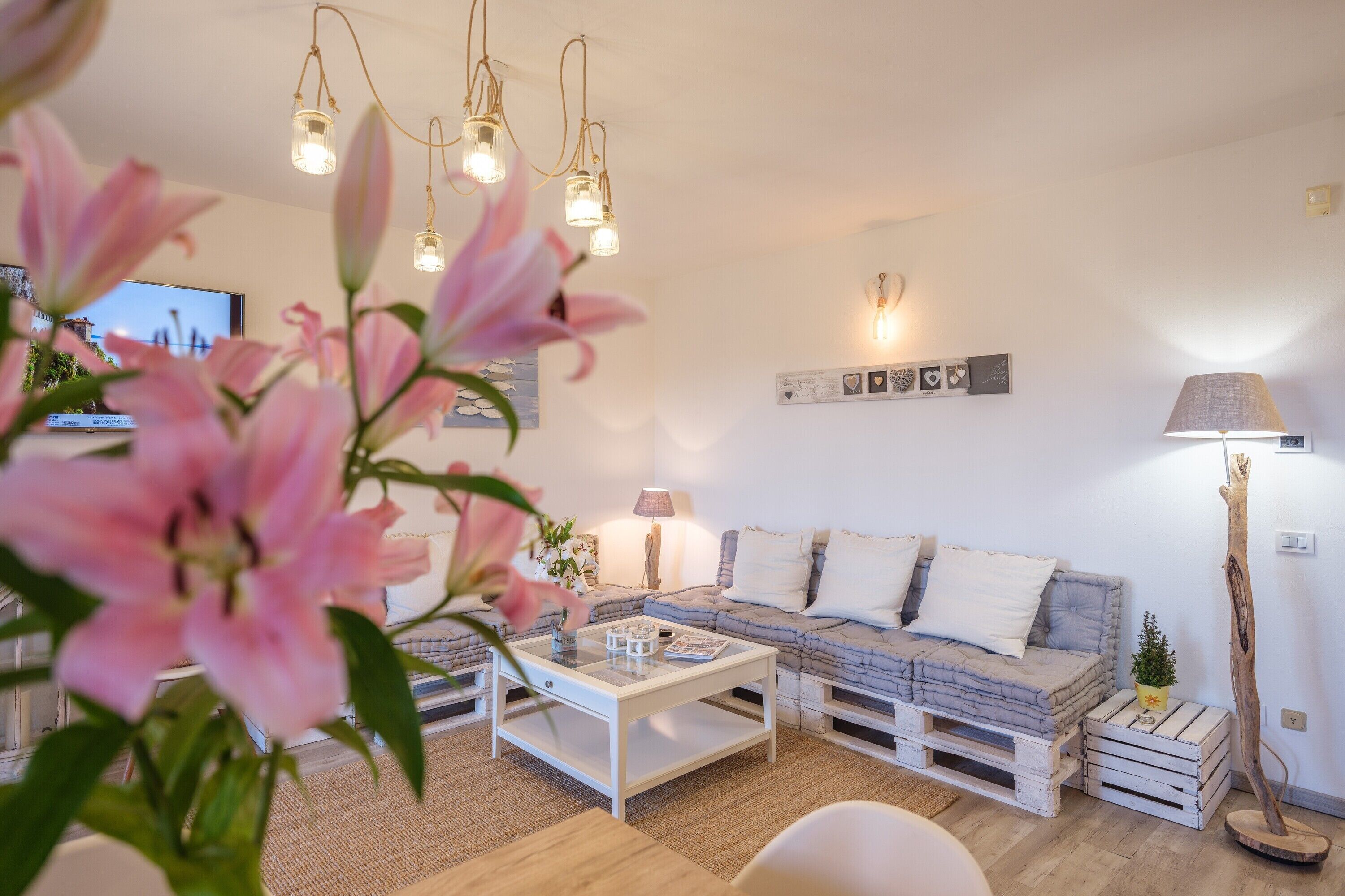 Family House, Multiple Bedrooms, 2 Bathrooms (La Luna nel Lago Lake View Garden) | Living area | 21-inch flat-screen TV with cable channels, TV, stereo