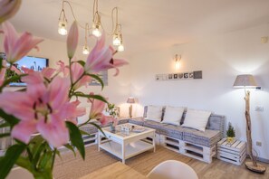 Family House, Multiple Bedrooms, 2 Bathrooms (La Luna nel Lago Lake View Garden) | Living area | 21-inch flat-screen TV with cable channels, TV, stereo - La Luna nel Lago Lake View Garden (Ispra)