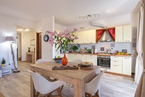 Casa familiar, varias habitaciones, 2 baños (La Luna nel Lago Lake View Garden) | Cocina privada | Frigorífico, microondas, horno y placa de cocina