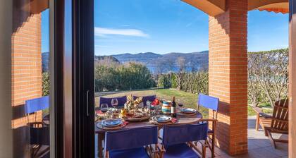 La Luna nel Lago Lake View Garden