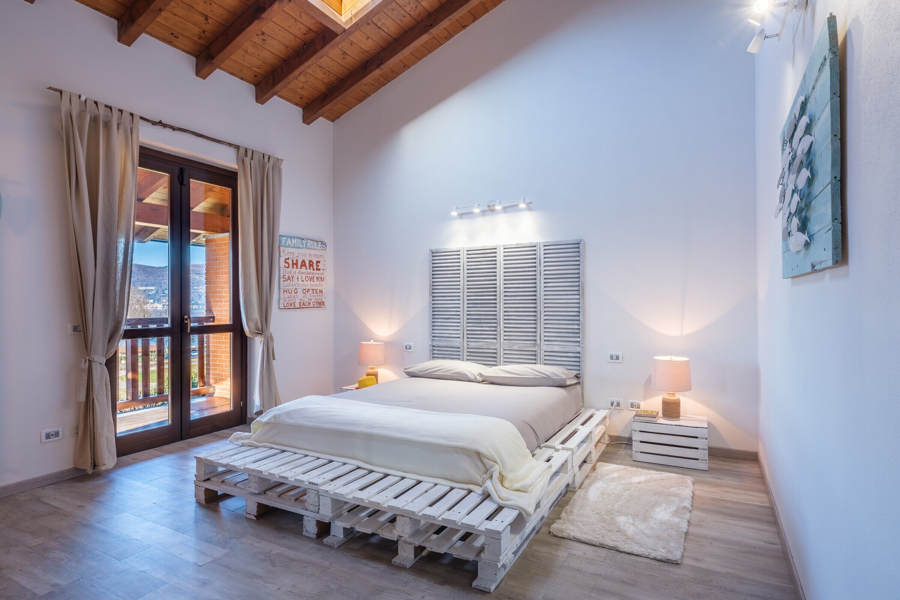 Casa familiare, camere multiple, 2 bagni (La Luna nel Lago Lake View Garden) | 3 camere, postazione laptop, ferro/asse da stiro, Wi-Fi gratuito